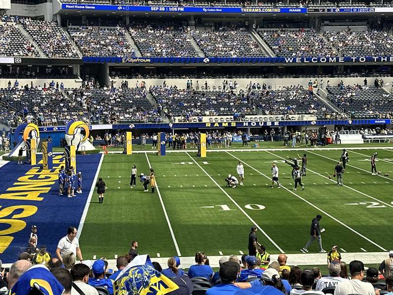 Rams vs Colts, tunnel and cheerleaders